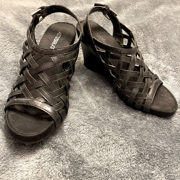 AEROSOLES Shoes - Aerosoles black wedges